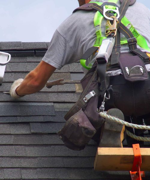 image-roof-repair-construction-worker
